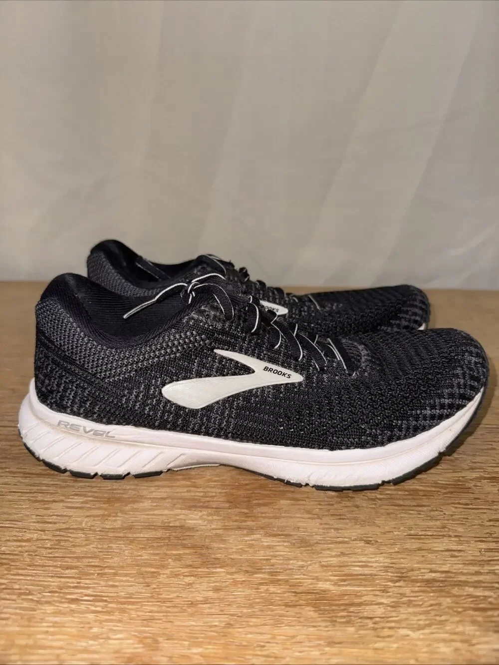 Brooks Revel Running Shoes Womens 6.5 Black White Athletic Gym Walking Sneakers